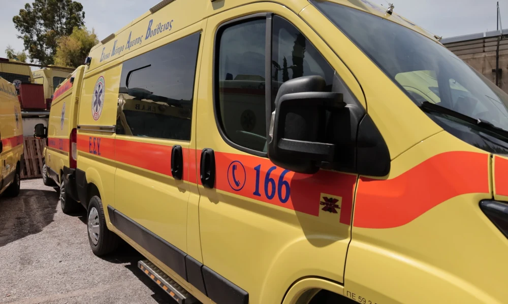 Αυτοκίνητο προσέκρουσε σε τοιχίο στο Ηράκλειο-Τραυματίστηκαν παππούς και εγγονός